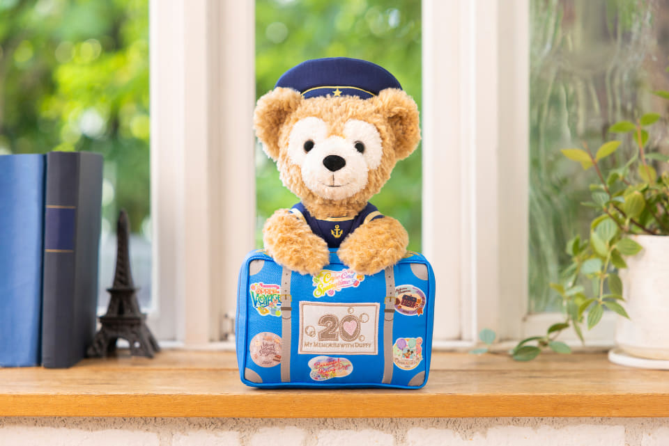 青いトランク持った「ダッフィー」ぬいぐるみ発売！ 20周年の思い出が