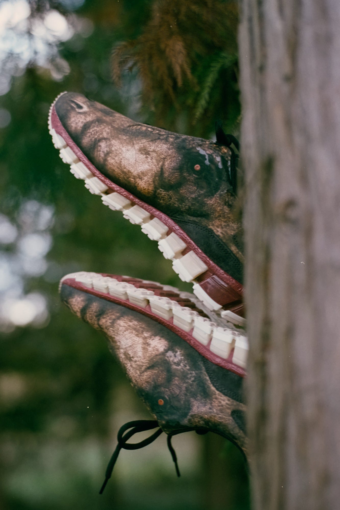 アシックス×ダブレット “恐竜の肌”を表現した異色スニーカー発売