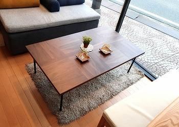 オシャレなモザイク木目の天板とアイアン脚との組み合わせの