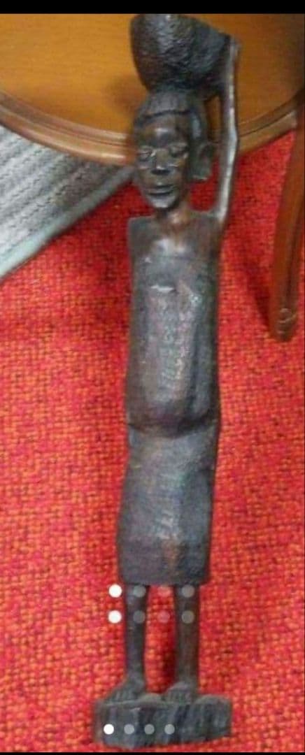 木製女性像 彫刻　レア、タンザニアの一刀彫オブジェです タンザニアのカスタムベースにあるマコンデの女性像 - Etsy 日本
