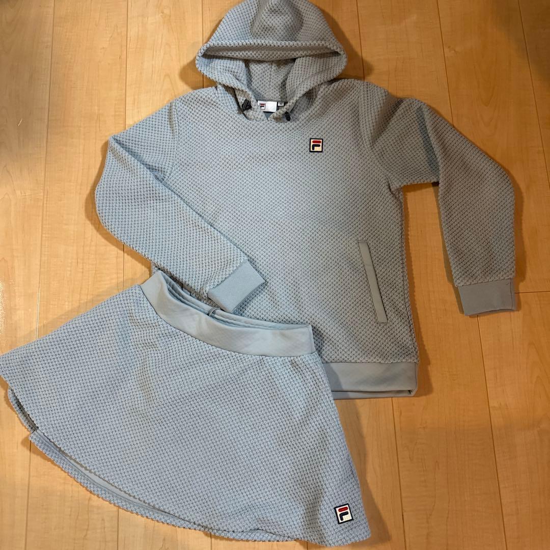 FILA フード付きパーカーとスカートセット グレー FILA フード付きパーカーとスカートセット グレー FILA フード付き